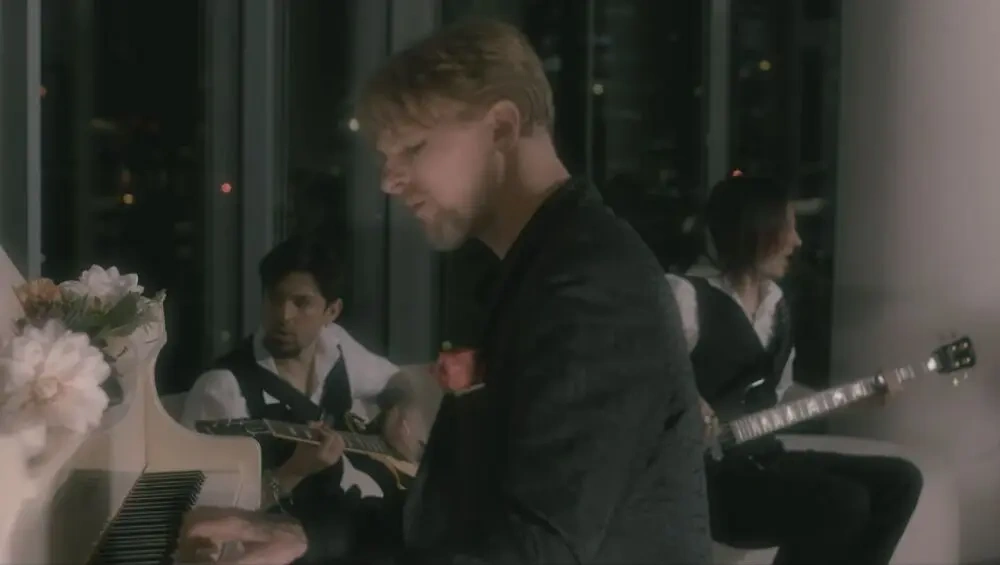 Второй сингл GUNSHINE